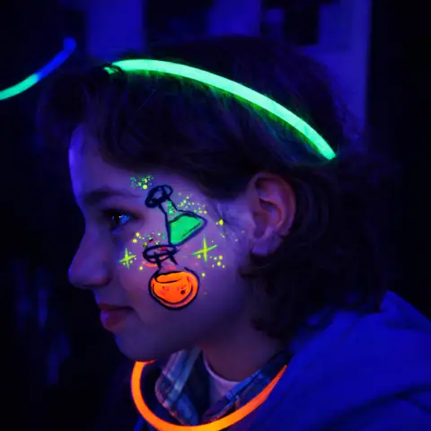 UV neon face painting